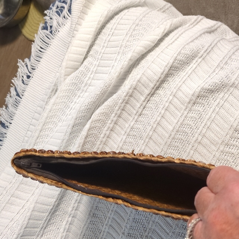 unbranded woven clutch - Picture 6 of 6